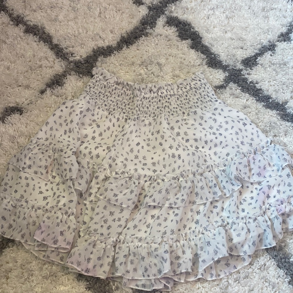 White ruffled floral skirt with blue flowers Xs